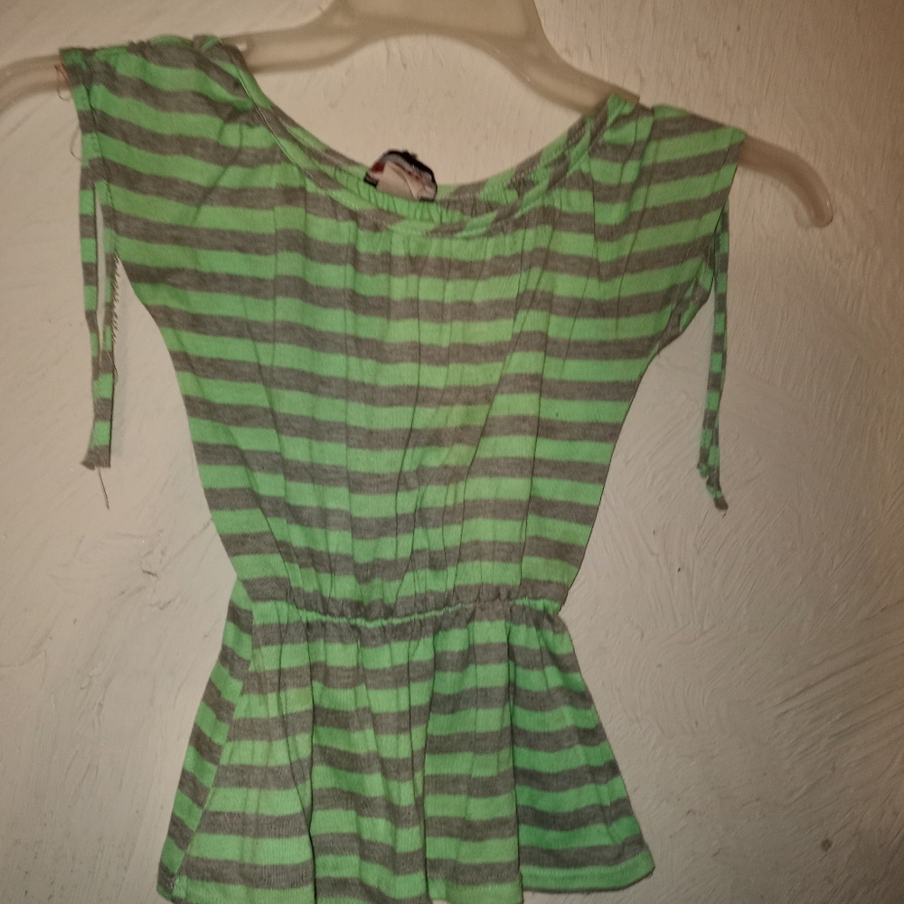 Girls top - Picture 2 of 2